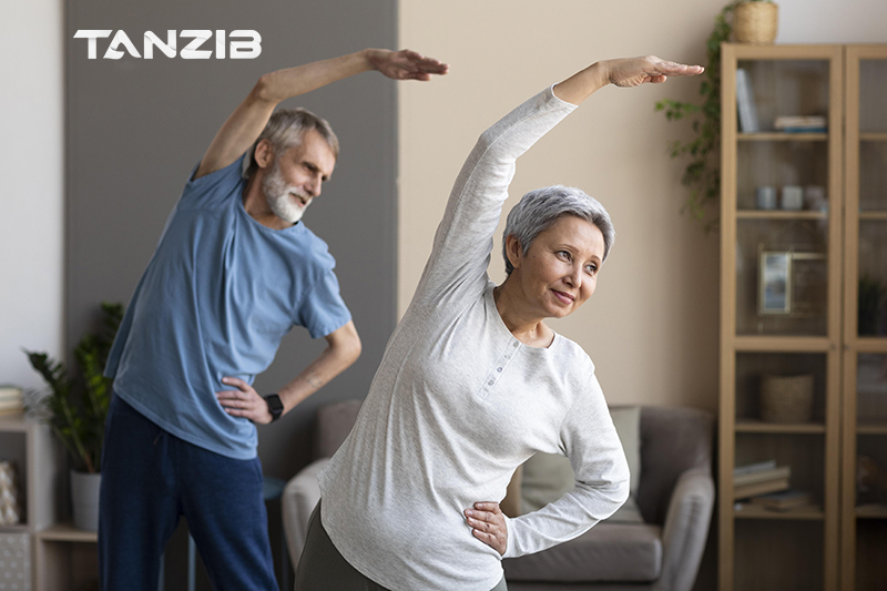 مرد و زنی میانسال در حال ورزش در منزل با لوگوی تن زیب