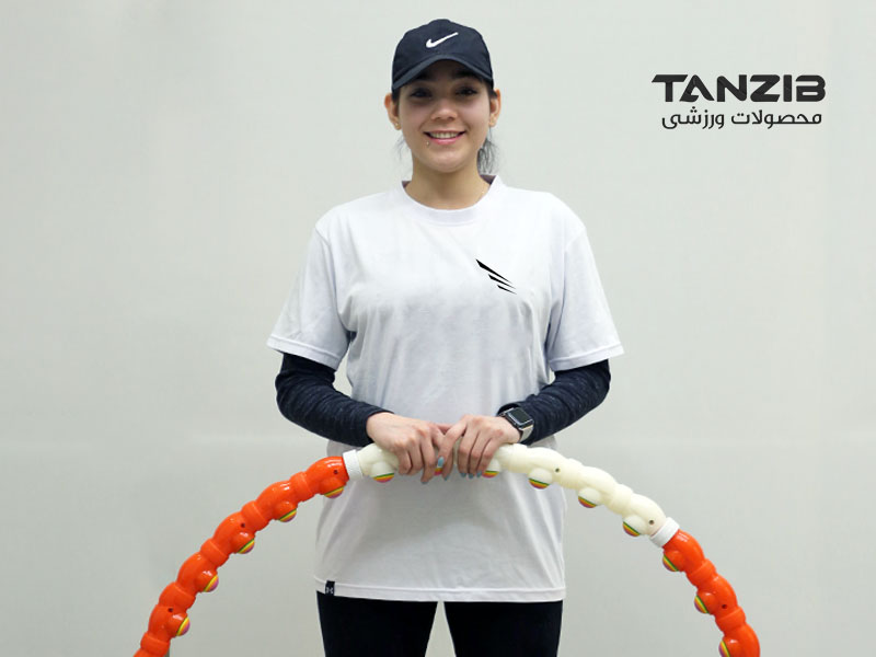 دختر ورزشکار مدل که حلقه کرم و نارنجی در دست با بک طوسی و لوگوی تن زیب