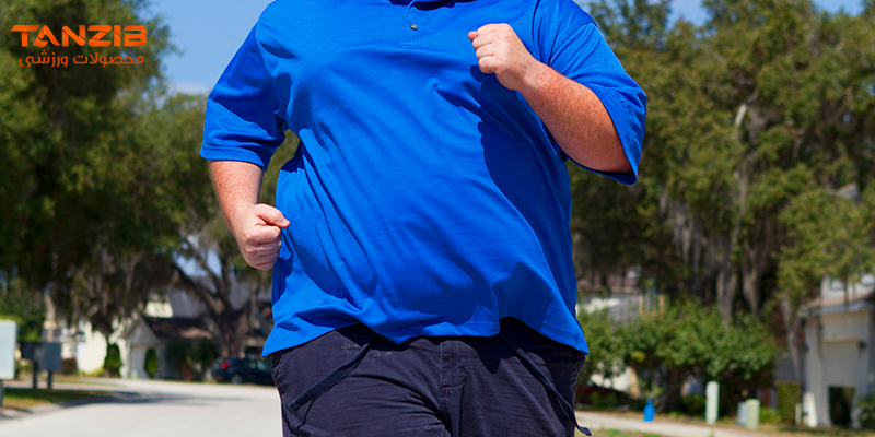 مردی در حال دویدن با بلوز آبی در فضای آزاد برای مقاله ورزش می کنم ولی لاغر نمیشم