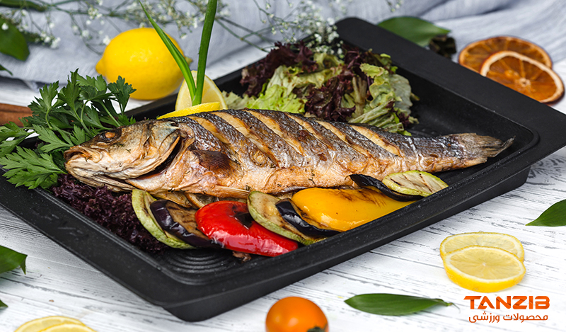 تصویری از ماهی سرخ شده که با سبزیجات سرو شده است. ماهی از اصلی ترین غذاهای رژیم مدیترانه ای ست.