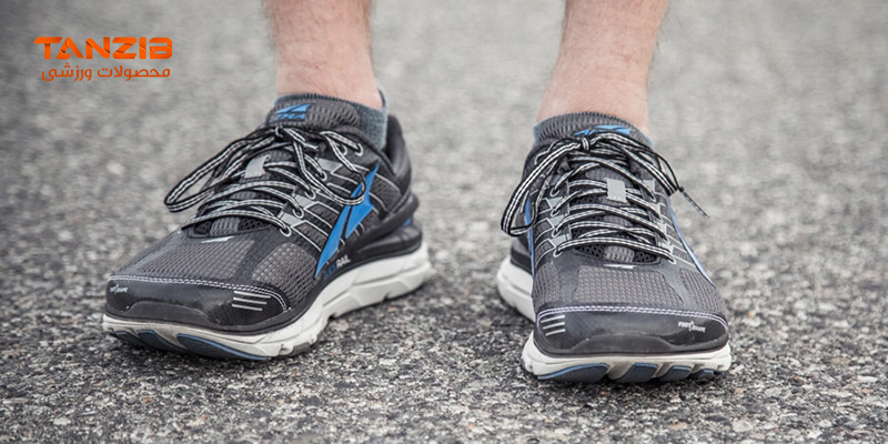 عکس از نمای نزدیک کفش و پا برای مقاله پوشیدن کفش مناسب حین ورزش