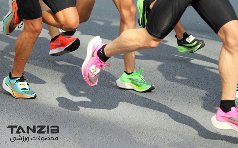 عکس از رقابت چند ورزشکار در فضای آزاد با لوگوی تن زیب برای مقاله  پوشیدن کفش مناسب حین ورزش