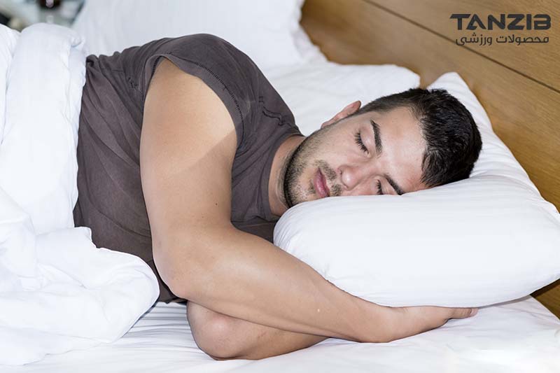تصویر مردی که در رختخواب خوابیده برای توضیح تاثیر خواب بر متابولیسم 