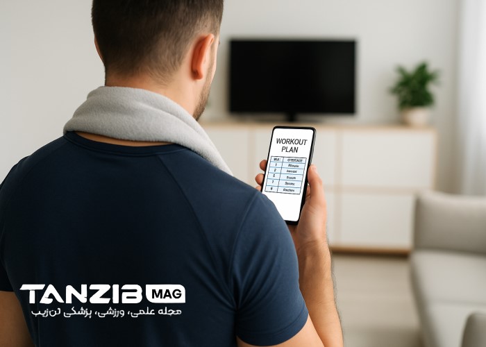 مردی در حال بررسی برنامه ورزشی روی اپلیکیشن رژیم رایگان در گوشی موبایل