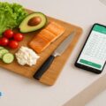 مواد غذایی سالم کنار اپلیکیشن لاغری روی گوشی موبایل