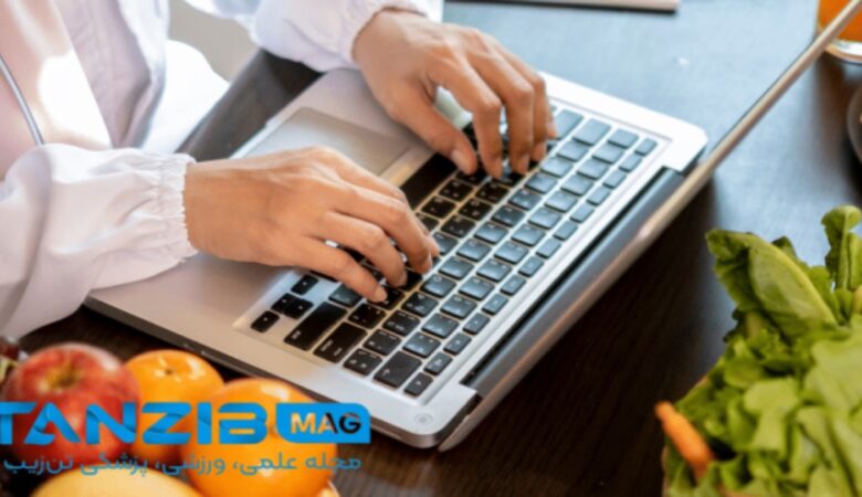 کاربر در حال برنامه‌ریزی تغذیه با لپ‌تاپ، نمایی از سبک زندگی سالم | مجله علمی تن‌زیب