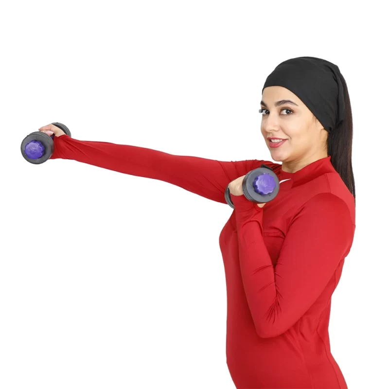 دختر ورزشکاری با لباس قرمز در حال تمرین دمبل تن زیب با قابلیت تغییر وزن 2