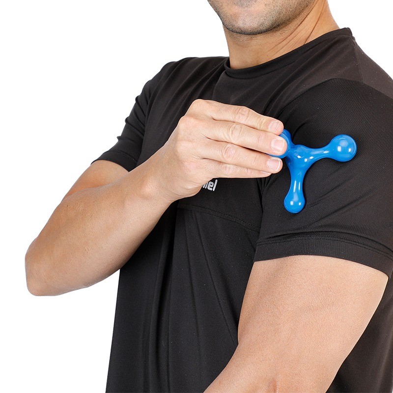 فردی در حال ماساژ دادن خود با ماساژور دستی بدن مدل ستاره ای در قسمت بازو با لباس مشکی