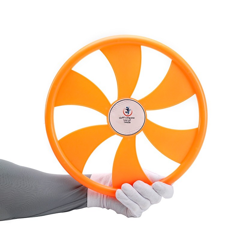 فریزبی تن زیب مدل پره ای نارنجی در دست برای اسکیلینگ با بک سفید