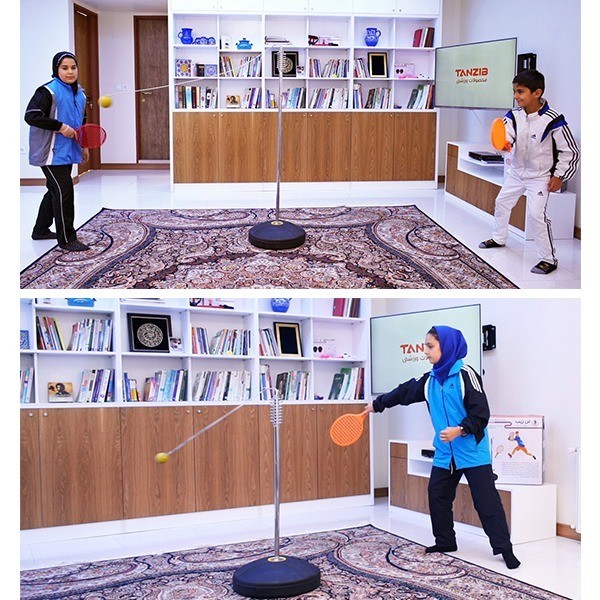 ترکیبی از 2 عکس که 2 نوجوان در حال بازی با بازی تنیس خانگی تن زیب مدل توپ تاب در خانه هستند