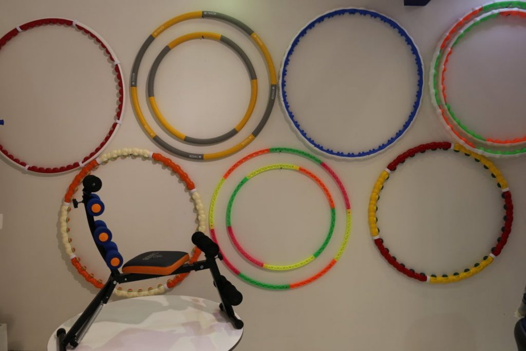 حلقه های تن زیب بر دیوار نمایشگاه ورزشی