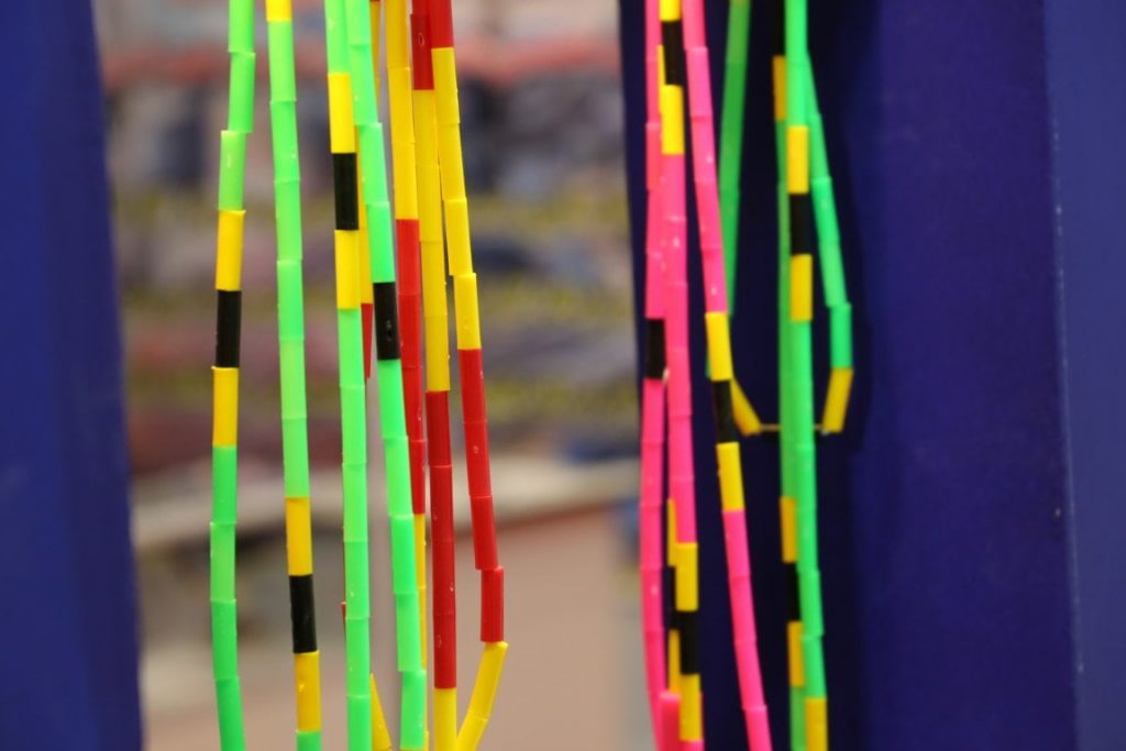 عکسی از طناب های ورزشی رنگی های مختلف در نمایشگاه ورزشی غرف تن زیب