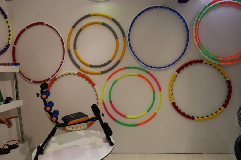 حلقه‌های ورزشی نصب شده بر دیوار در نمایشگاه ورزشی غرف تن زیب