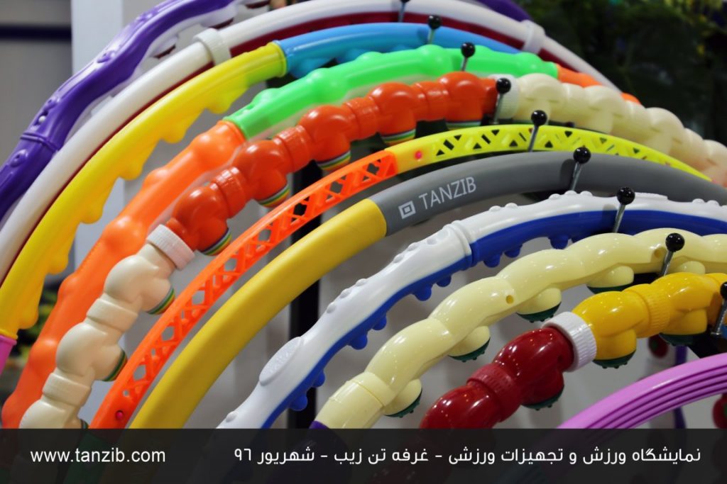 حلقه های ورزشی در نمایشگاه و توضیح تبلیغی زیر تصویر