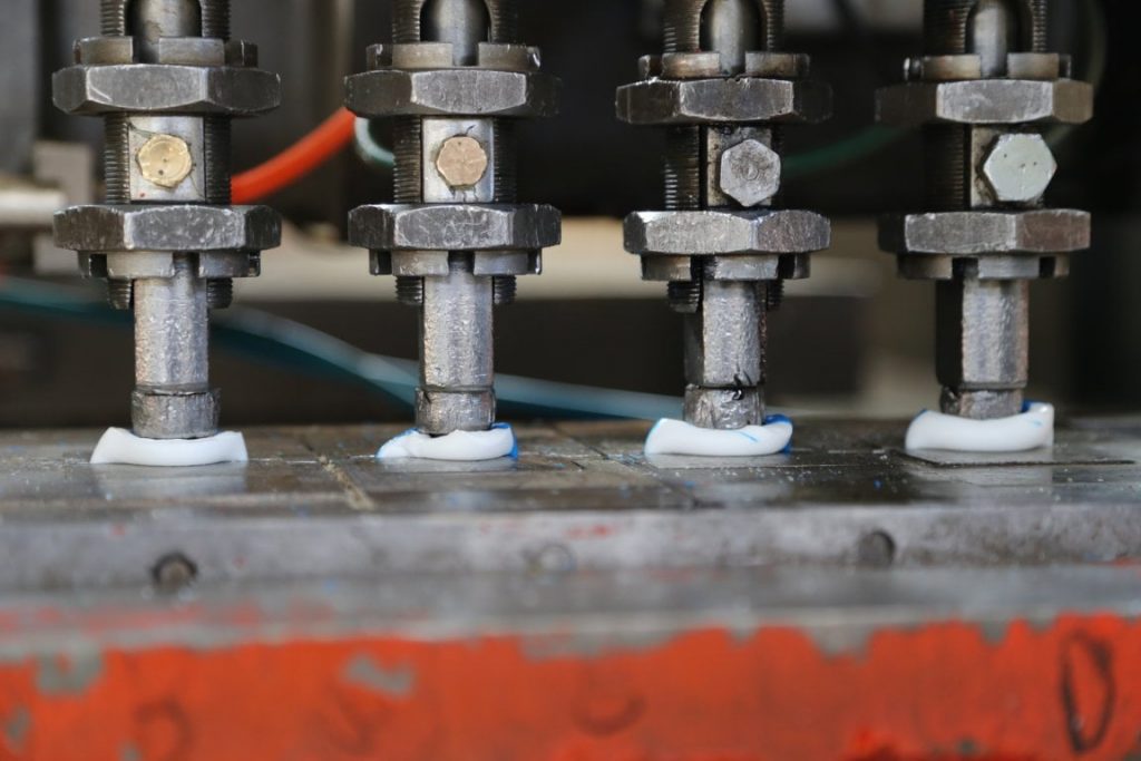 تصویری از دستگاه تزریق پلاستیک در کارخانه تن زیب از نمای نزدیک
