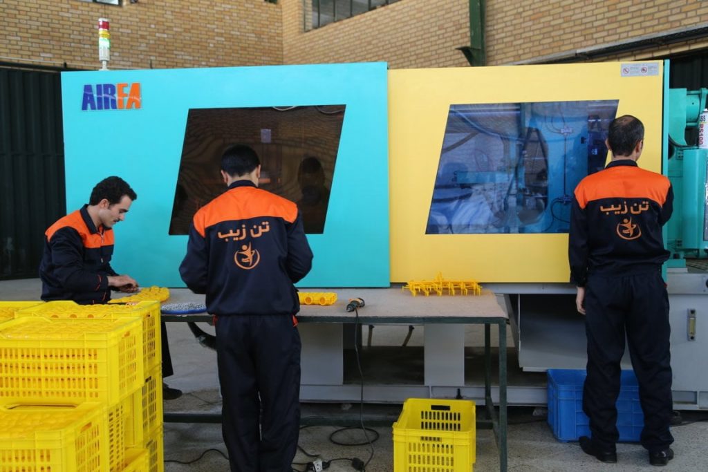 3 نفر در حال کار برای تولید حلقه هولاهوپ در کارخانه تن زیب