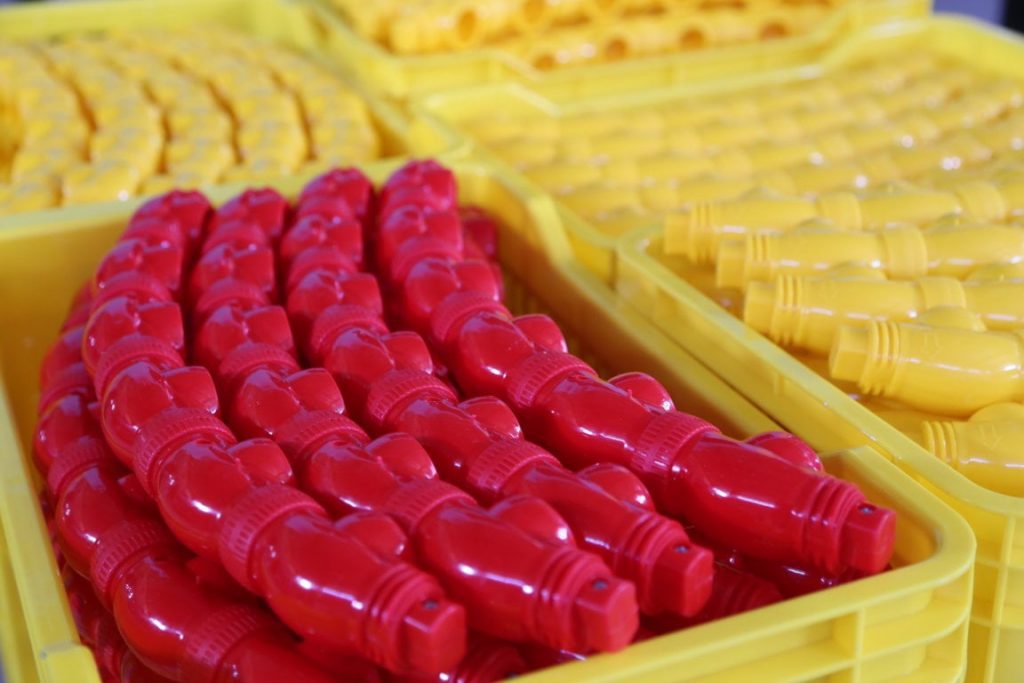 حلقه جادویی قرمز و زرد در جعبه های ارسال حلقه لاغری جادویی دوبل در حال تولید در کارخانه تن زیب