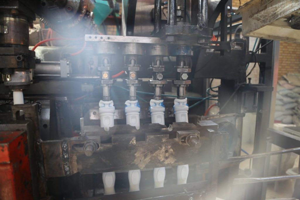 دستگاه تزریق پلاستیک در کارخانه تن زیب