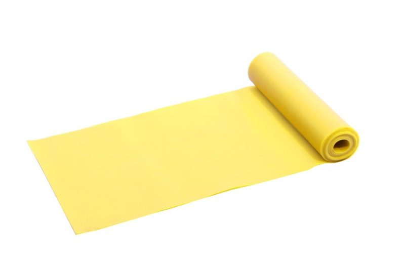 کش پیلاتس زرد نیمه لول شده از نمای بسته