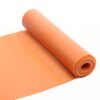 detail-orange کش پیلاتس نارنجی نیمه لول شده از نمای بسته