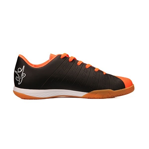 کفش فوتسال سالنی تن زیب کد TID9606 نارنجی-مشکی از بغل با پس زمینه با لوگوی tanzib روی کفش