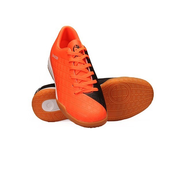 کفش فوتسال سالنی تن زیب کد TID9606 نارنجی جفت با پس زمینه با اسم tanzib روی کفش