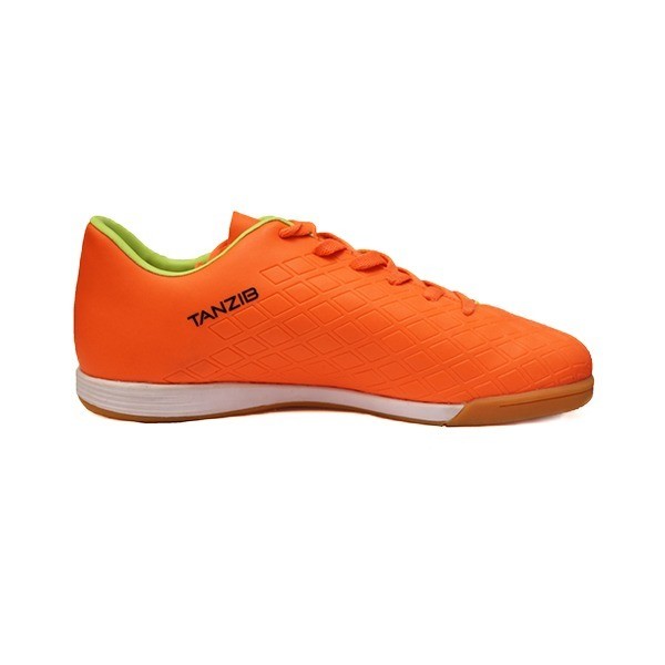 کفش فوتسال سالنی تن زیب کد TID9606 نارنجی از بغل با پس زمینه با اسم tanzib روی کفش