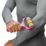 ماساژور دستی بدن تن زیب مدل فومی روی ساعد دست