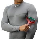فردی در حال استفاده از ماساژور دستی بدن تن زیب مدل مهره ای روی بازو