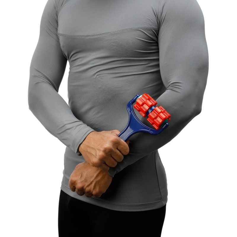ماساژور دستی بدن تن زیب مدل چرخ دنده ای روی دست یک مانکن