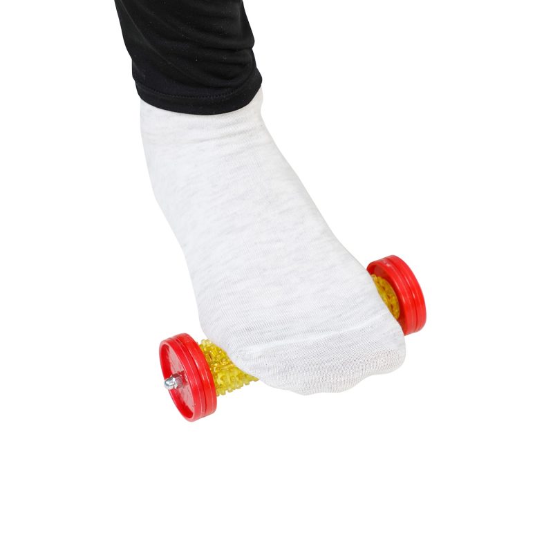 ماساژور کف پا تن‌زیب مدل رولی چرخ‌دار زیر پای با جوراب از نمای روبرو