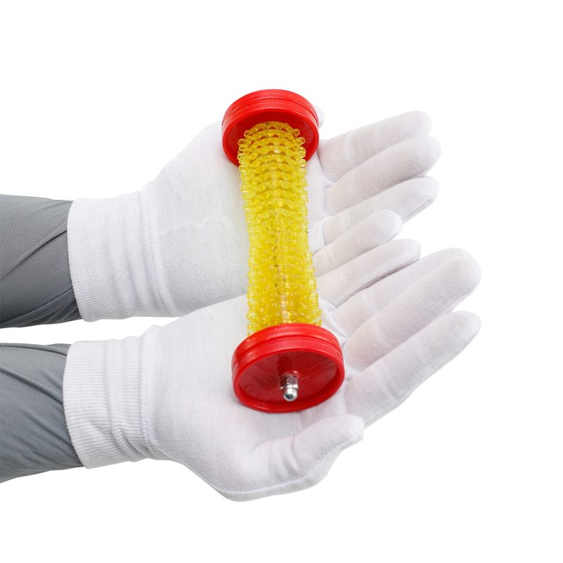 ماساژور کف پا تن‌زیب مدل رولی چرخ‌دار در دست مدل در دست یا دستکش سفید از کنار