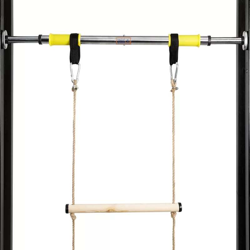 نردبان طنابی چوبی تن‌زیب متصل به بارفیکس از نمای روبرو