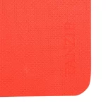 مت یوگا 2 رنگ قرمز-مشکی تن‌زیب از قسمت قرمز با لوگوی tanzib از نمای نزدیک