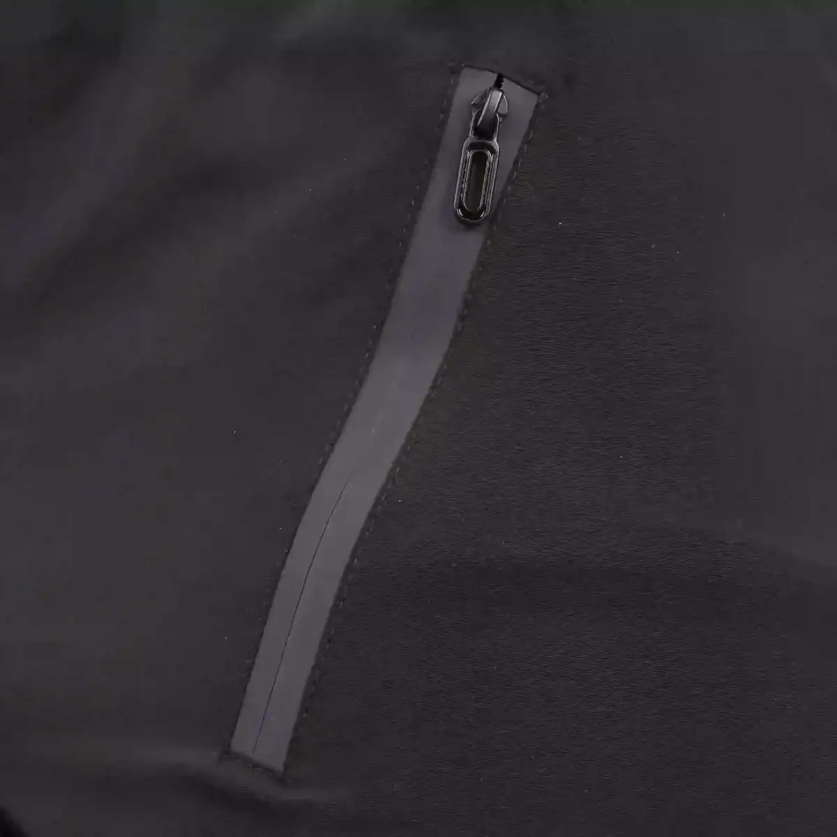 عکس از نمای زیپ شلوار ورزشی تن زیب