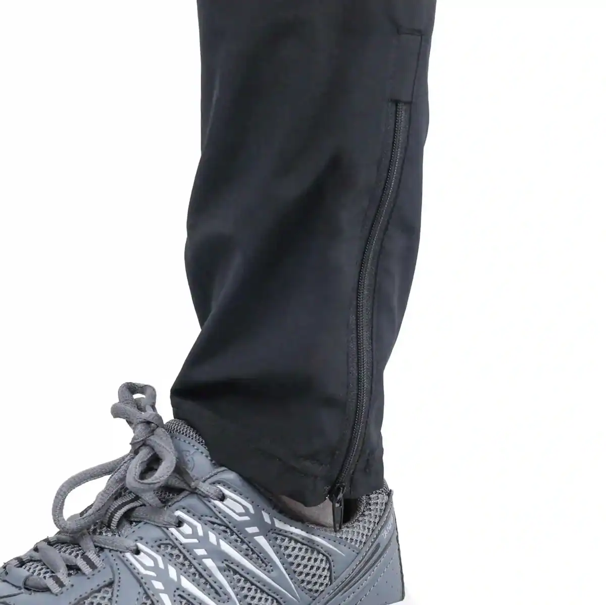 نما از قسمت پایین شلواز ورزشی تن زیب