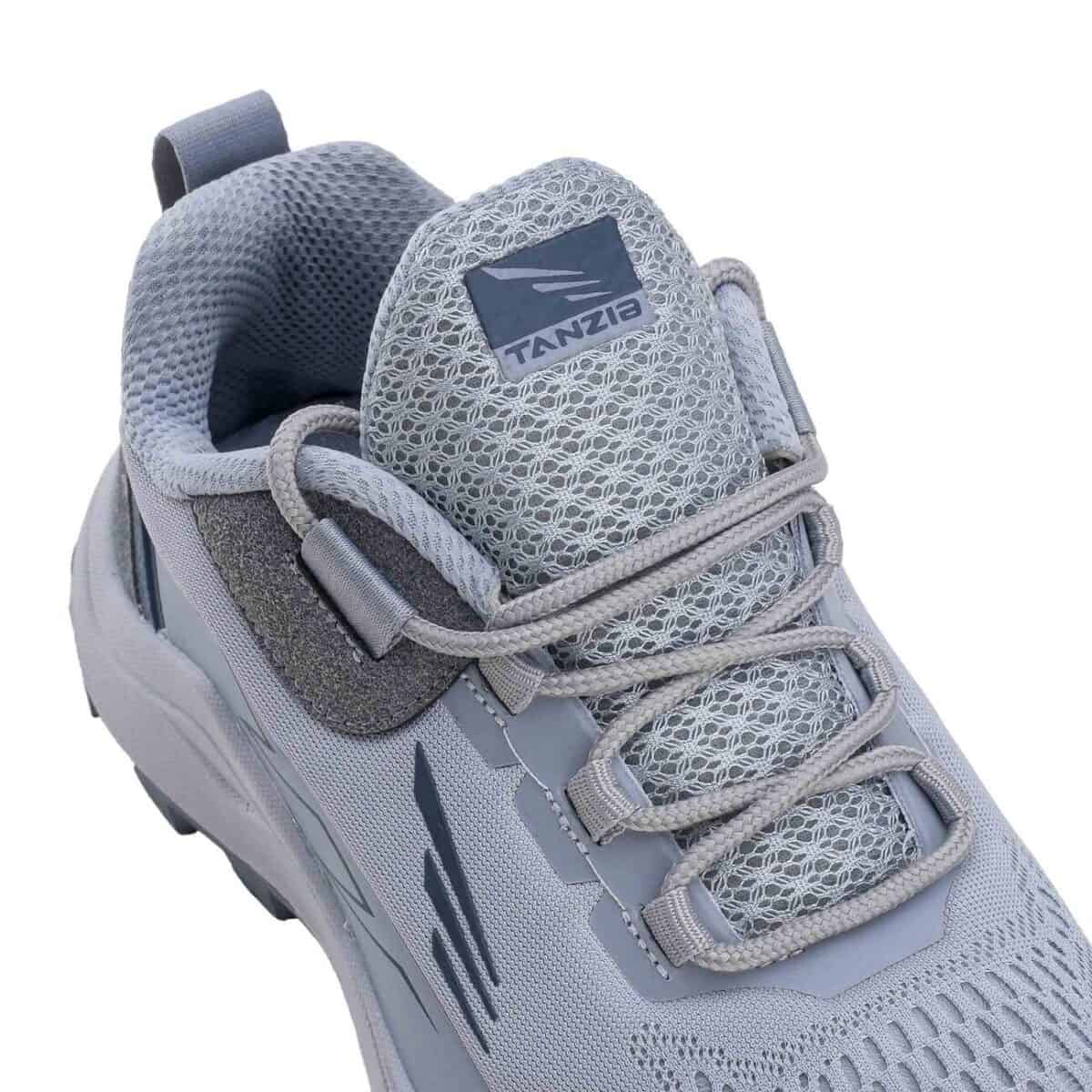 کفش ورزشی تزیینی و راحت مخصوص تمرینات و پیاده‌روی زنانه.