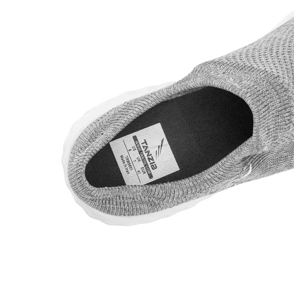 کفش ورزشی راحتی مردانه تزیین شده با پارچه مشکی و سفید مناسب ورزش و استفاده روزمره تن زیبا.