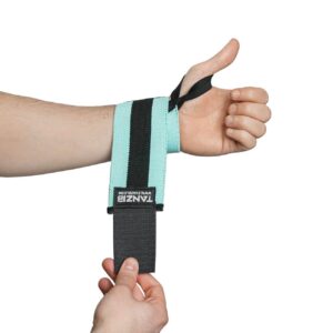 مچ بند ورزشی تن زیب فیروزه ای با مدل پس زمینه سفید در حال بستن