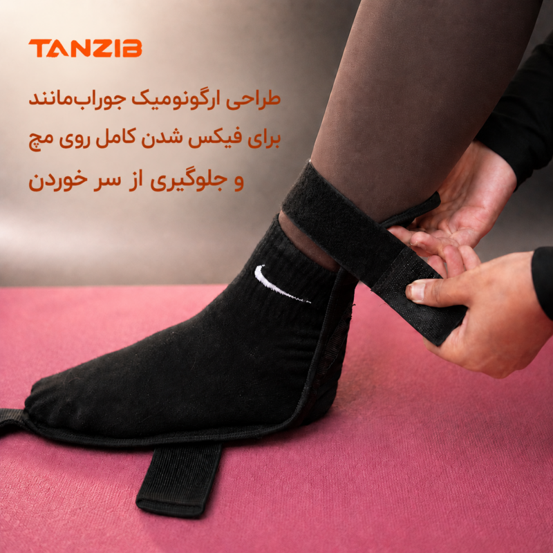 باند یوگا تنزیب مدل جورابی (مخصوص کشش و توانبخشی) | تن زیب پای فرد ورزشکار در حال بستن باند یوگا جورابی تن زیب
