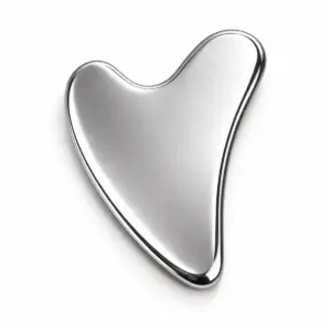 گواشا استیل تنزیب با سطح صیقلی و فرم قلبی روی زمینه سفید