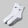 yoga-grip-socks-white-pair-angle جفت جوراب یوگا سفید با استپهای مشکی از نمای زاویهدار